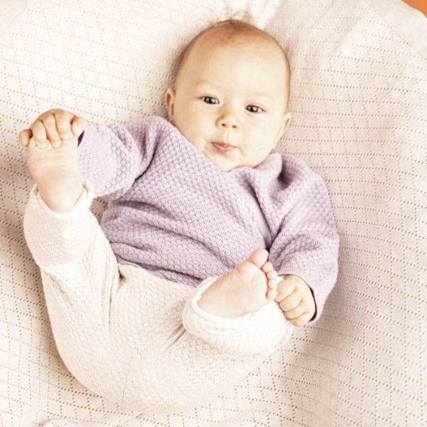 Baby Strickjacke Picasso - Wabenstruktur - naturweiß und flieder